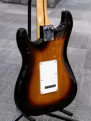 Fender - Player Stratocaster Pau Ferro - 3 Tone Sunburst 2